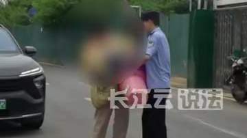 女孩扛行李走7公里，英雄联盟玩家：这耐力堪比职业选手的峡谷马拉松